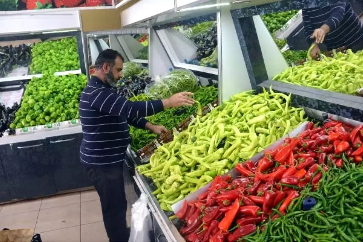 Borcunu ödemeyen müşterilerinin listesini duvara astı