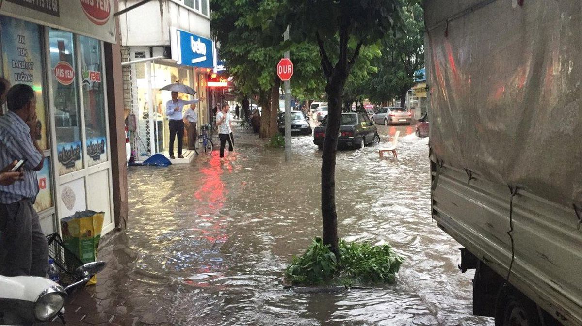 Bursa\'da yağmur hayatı felç etti