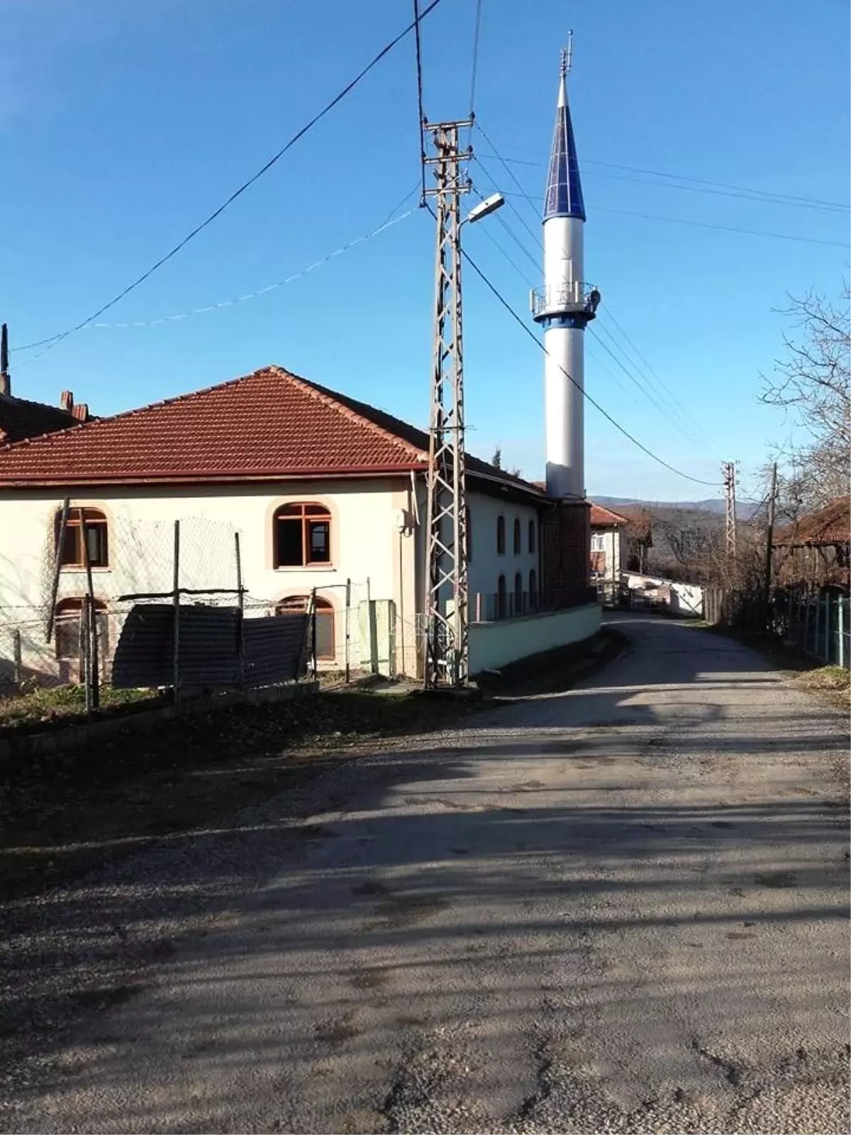 Camiye düşen yıldırım elektrik tesisatına zarar verdi