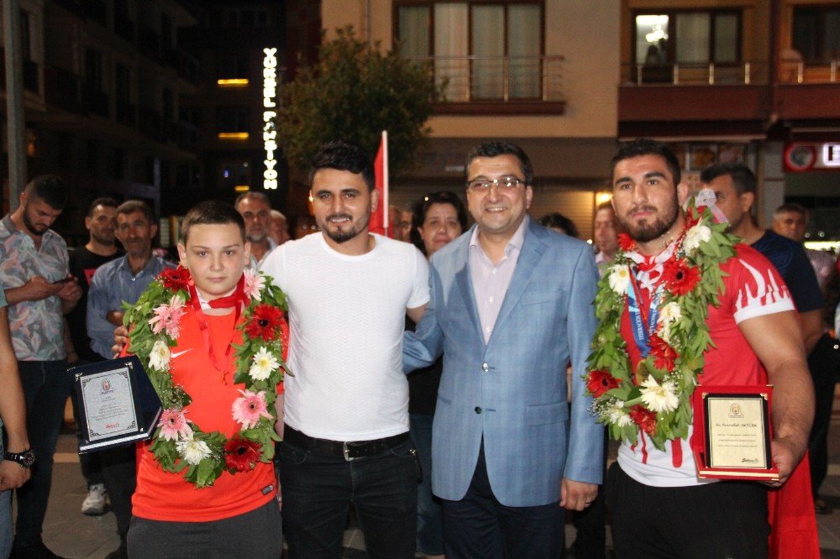 Çan\'da Avrupa Şampiyonu güreşçisine coşkulu karşılama