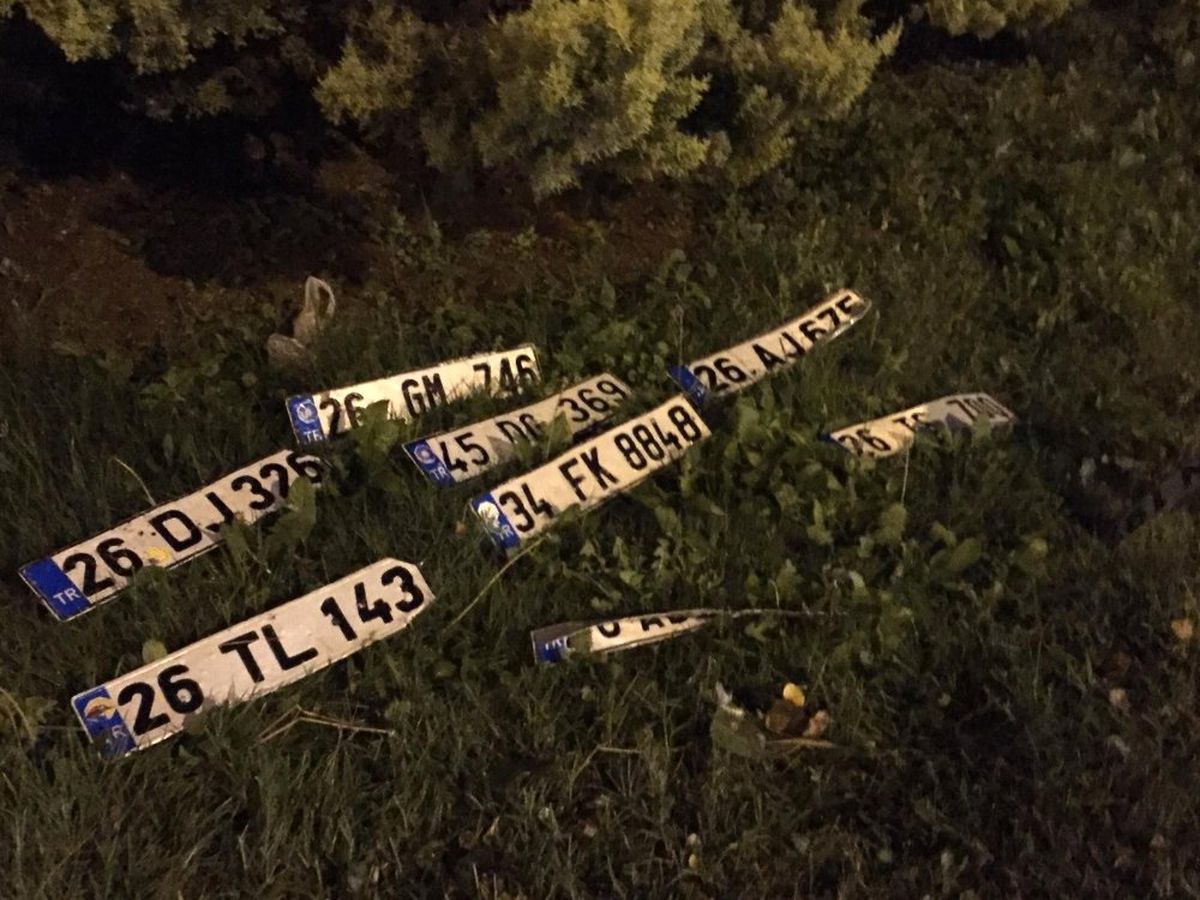 Çevre yolu göle döndü, araçların düşen plakaları yol kenarına birikti
