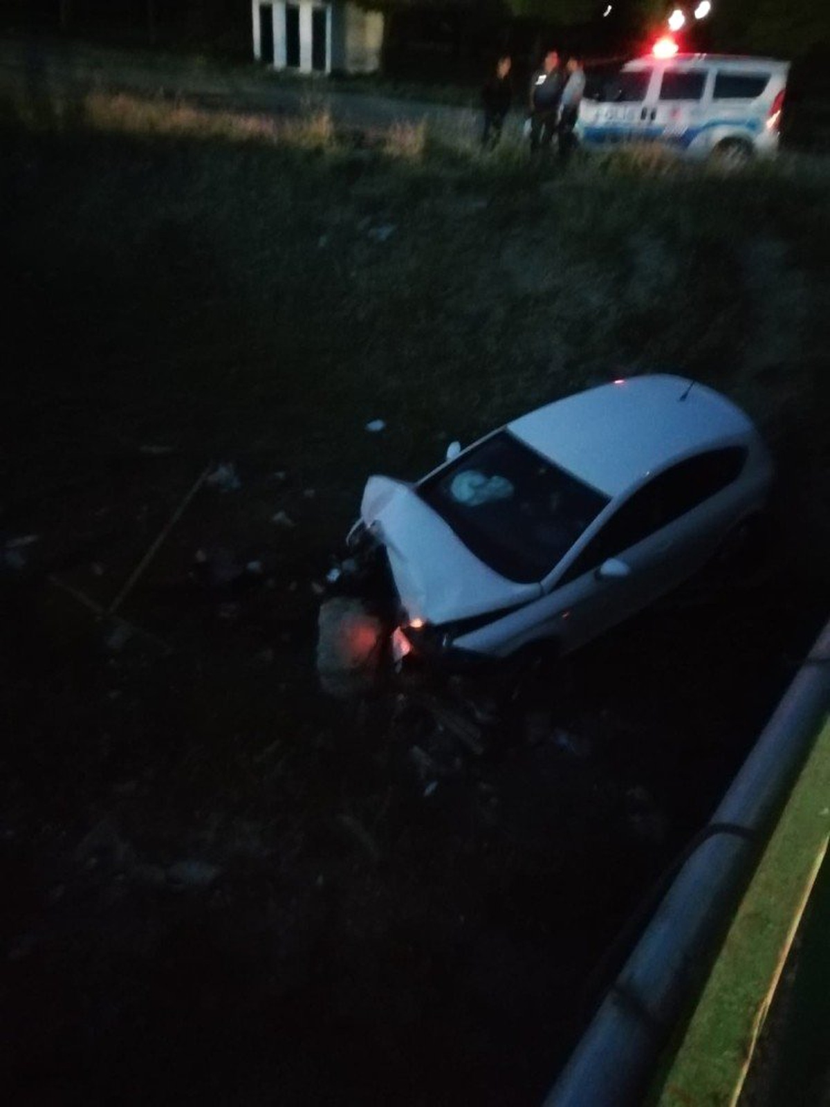 Direksiyon hâkimiyetini kaybedince aracı köprüden kanala uçtu