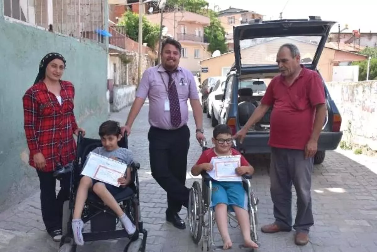 Evinin salonunda eğitim gördü, iftihar belgesi aldı