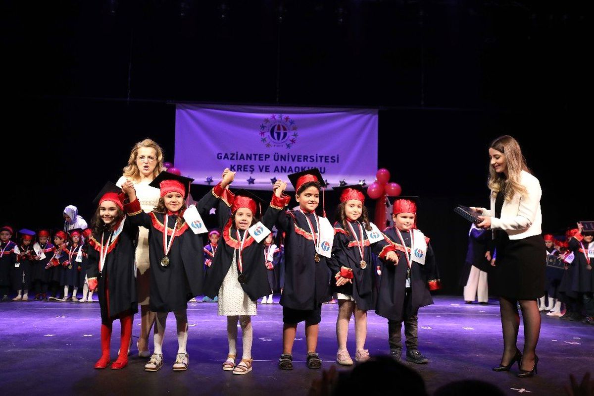 GAÜN\'de okul öncesi eğitimini tamamlayan 60 öğrenci diploma aldı