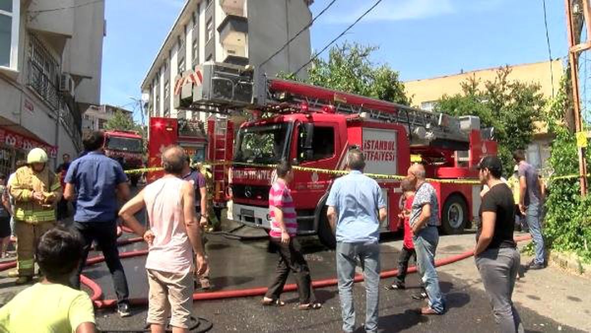 Gaziosmanpaşa\'da çatı yangını; 200 güvercin öldü