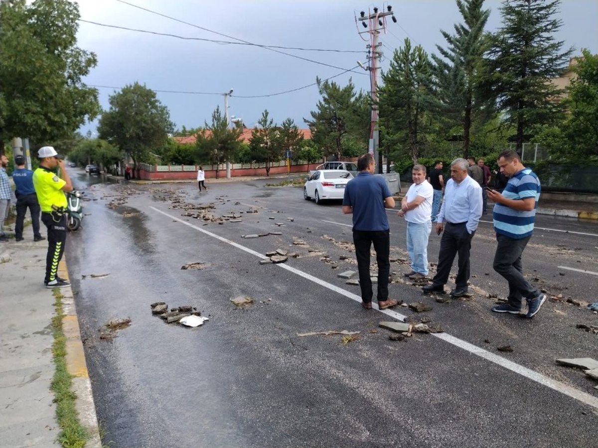 Isparta\'da sağanak yağış sele dönüştü
