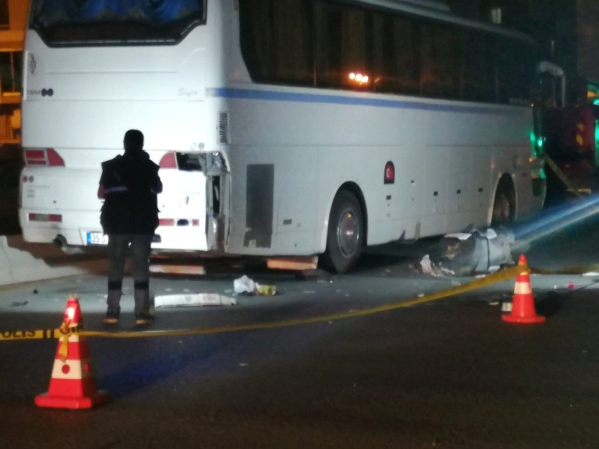 İzmir\'de motosiklet otobüse çarptı: 1 ölü 1 ağır yaralı