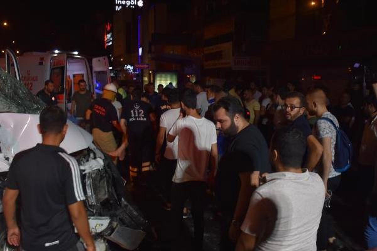 İzmir\'de zincirleme kaza: 4 yaralı