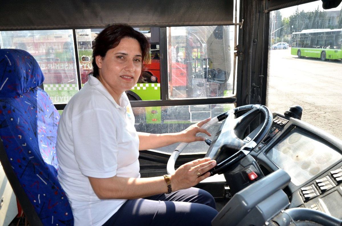Kahraman kadın şoför altınla ödüllendirildi