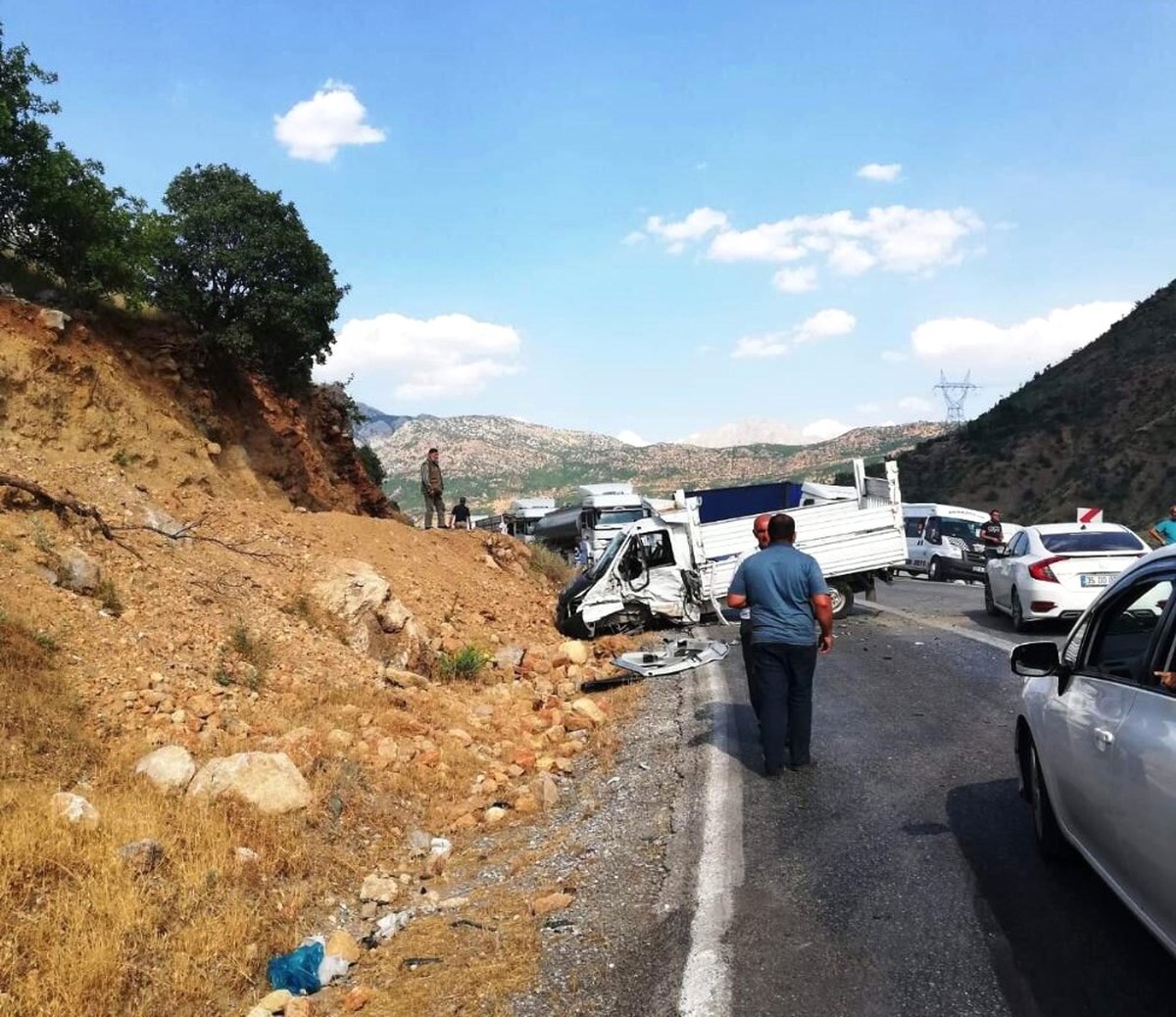 Kamyonetler kafa kafaya çarpıştı: 4\'ü ağır 6 yaralı