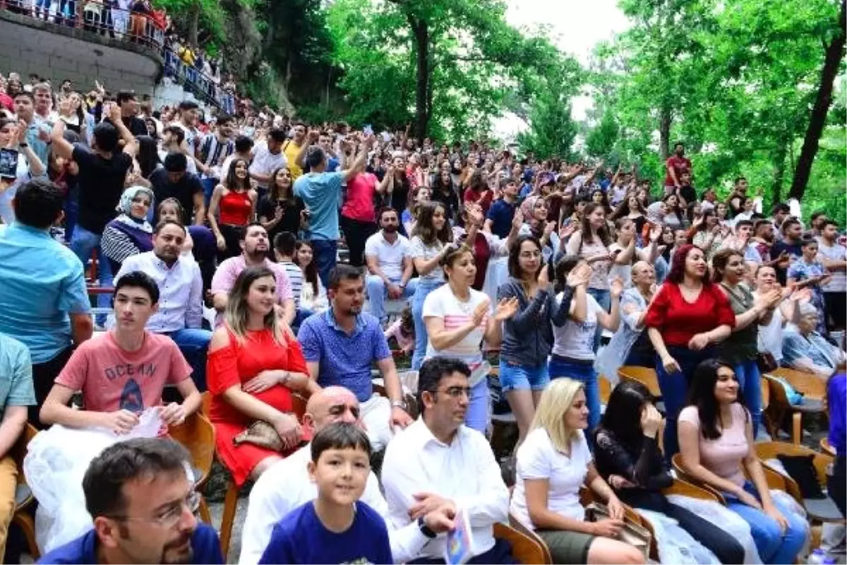 Kemalpaşa Kiraz Festivali\'nde yağmur altında konser