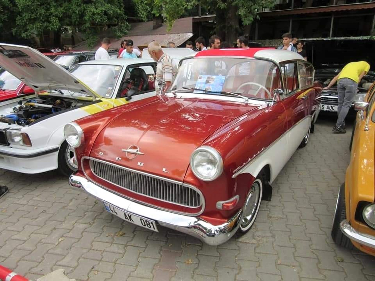 Klasik otomobil tutkunları Bursa\'da buluştu