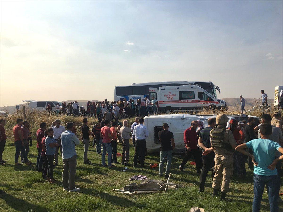Mardin\'de işçileri taşıyan minibüs devrildi: 16 yaralı