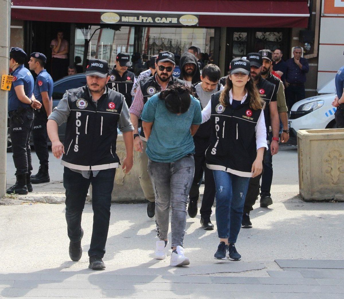 Operasyonla yakalanan \'uyuşturucu satıcıları\' adliyeye sevk edildi