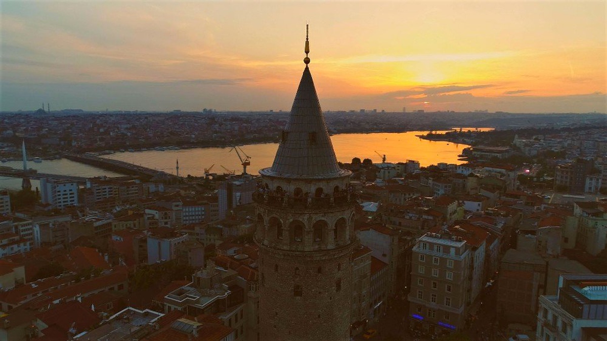 (Özel) Kızıla bürünen gökyüzüyle Galata Kulesi
