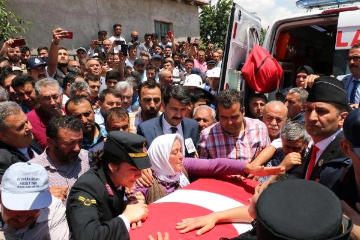 Şehit Jandarma Teğmen Evran, Afyonkarahisar\'da toprağa verildi