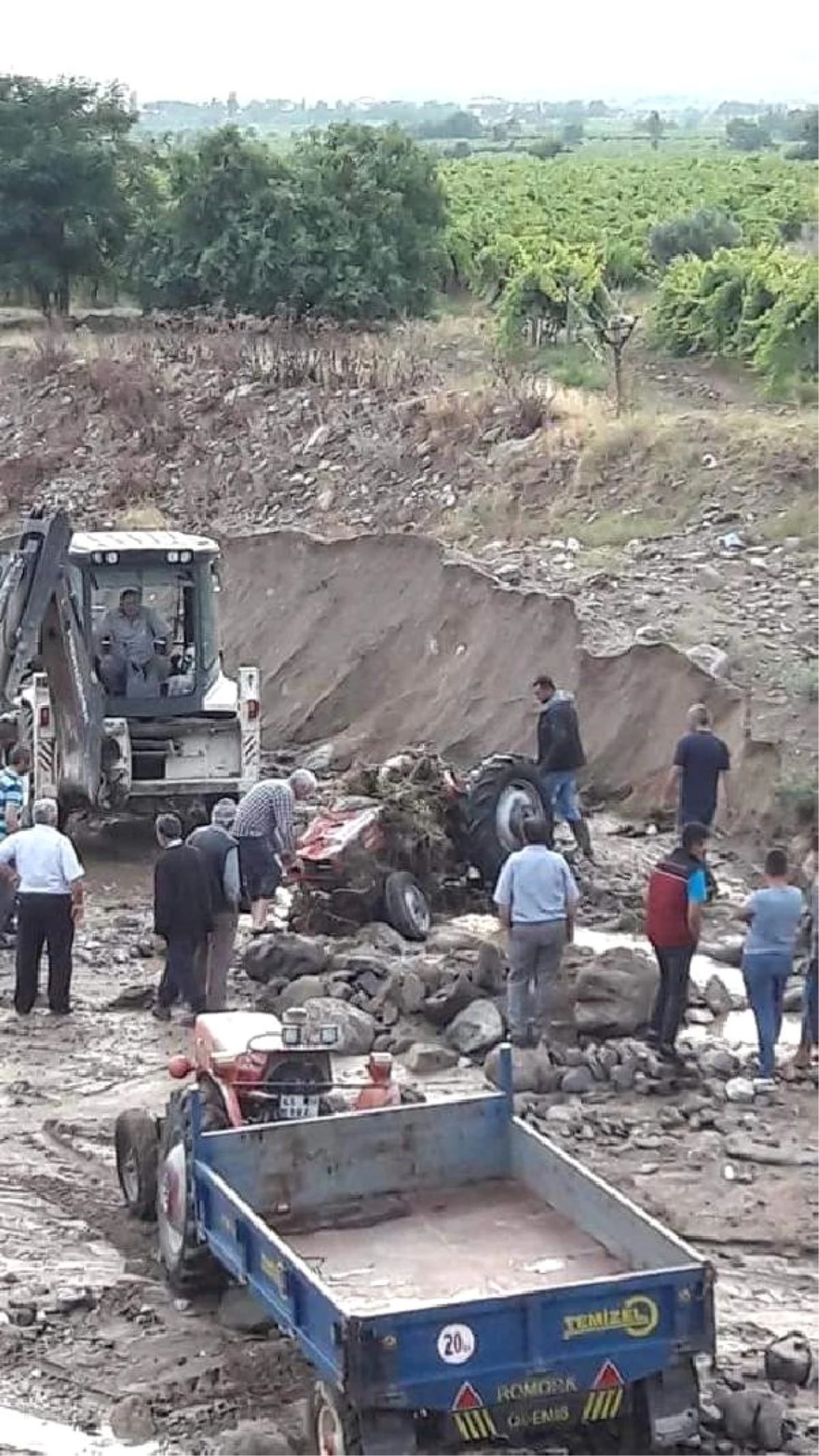 Sele kapılan traktörler kullanılamaz halde bulundu