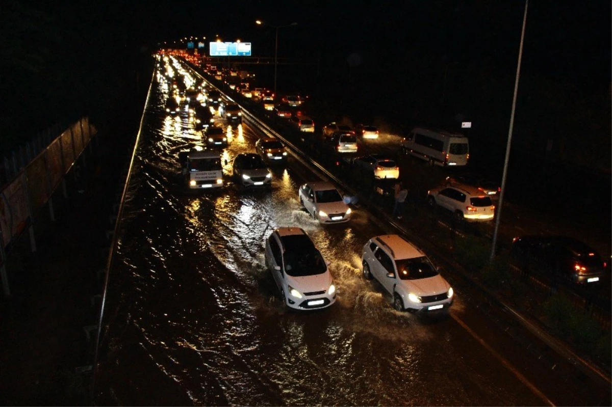 Trabzon\'da şiddetli yağış sonrası yollar göle döndü
