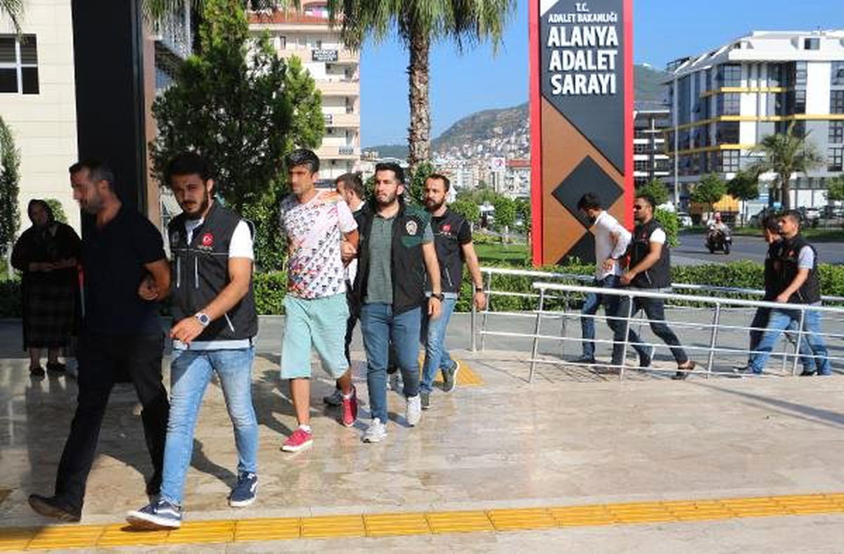Uyuşturucu operasyonunda yakalanan 10 şüpheli adliyede