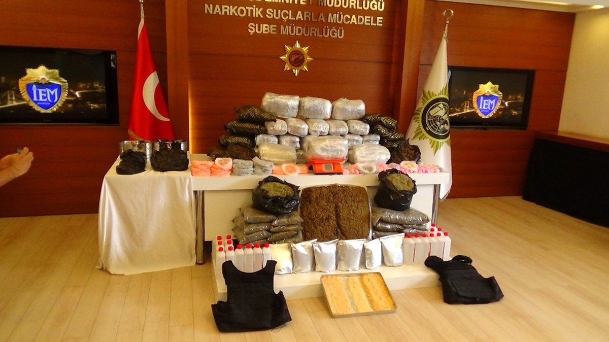Uyuşturucu tacirlerinin \'tatil\' planına İstanbul polisinden darbe