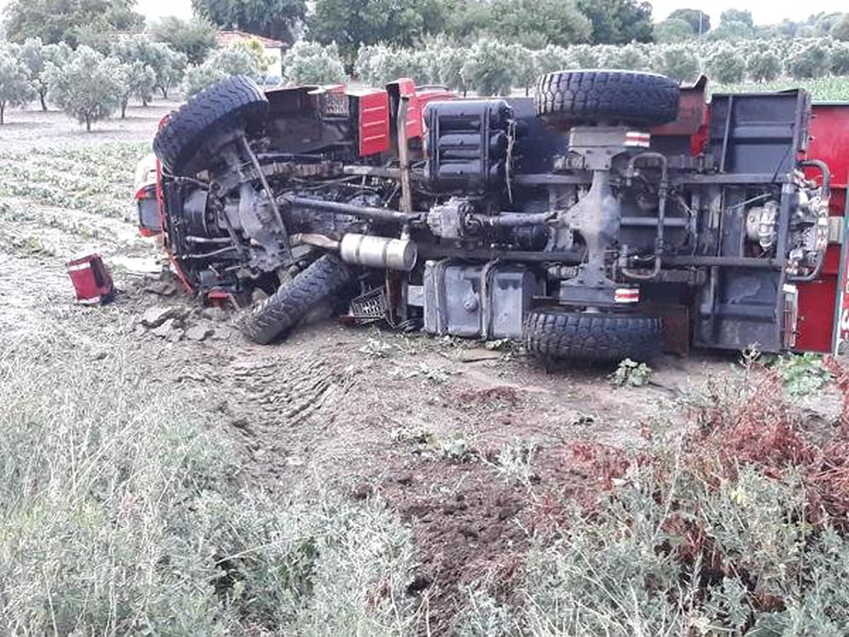 Yangına giden Orman işletme aracı tarlaya uçtu: 3 yaralı