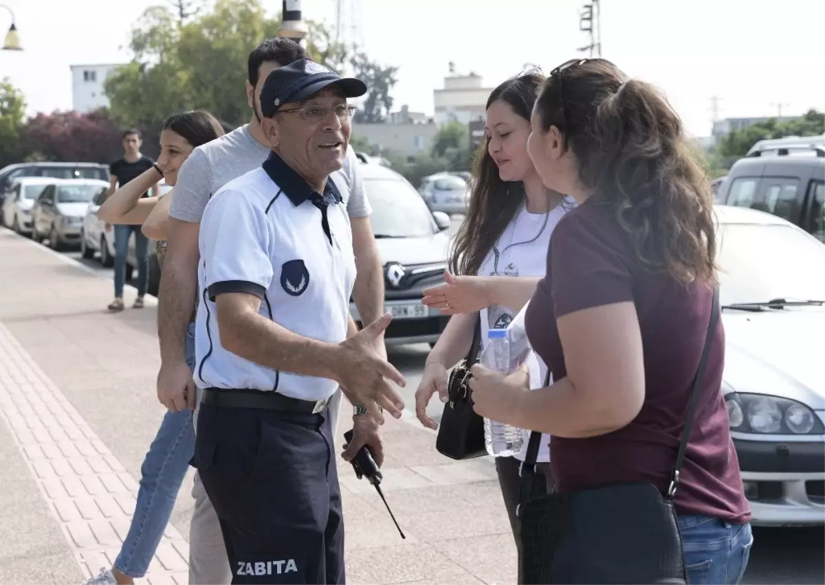 YKS\'ya geç kalan öğrencilerin yardımına zabıta ekipleri yetişti