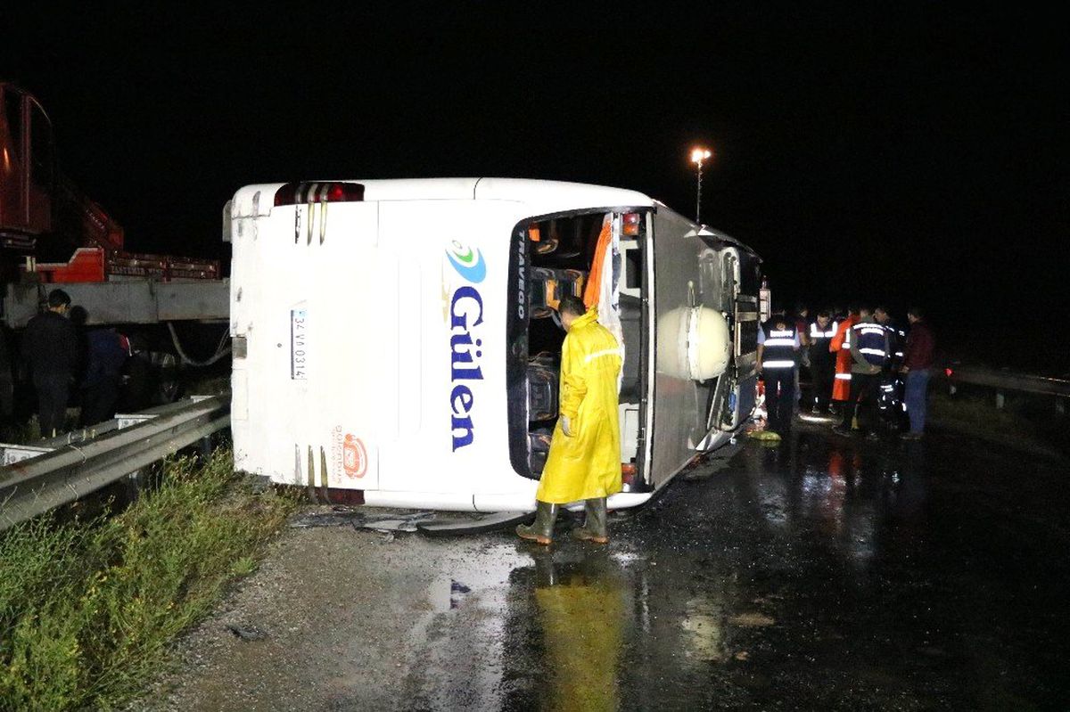 Yozgat\'ta yolcu otobüsü devrildi: 15 yaralı