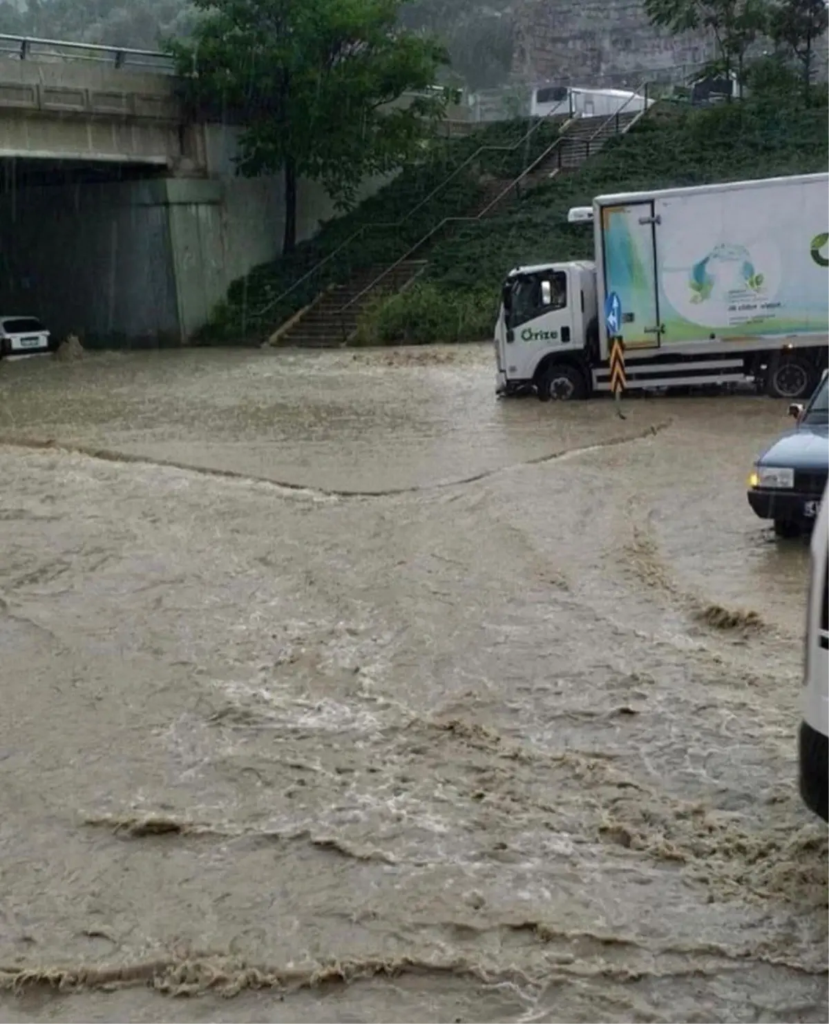 Ankara\'da sel suları vatandaşlara zor anlar yaşattı