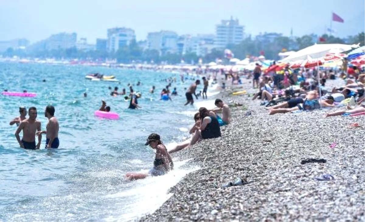 Antalya sahilleri sıcaktan kaçanlarla dolup, taştı