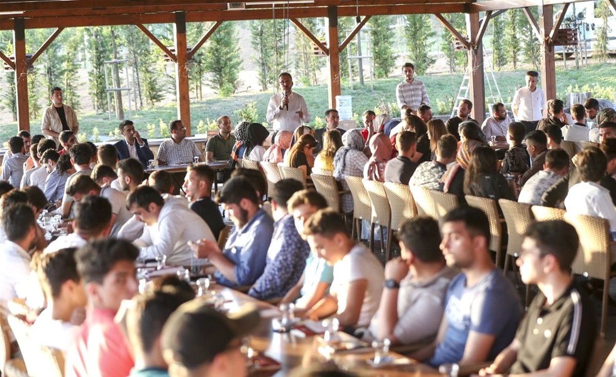 Bakan Kasapoğlu Pendik\'te gençlerle buluştu