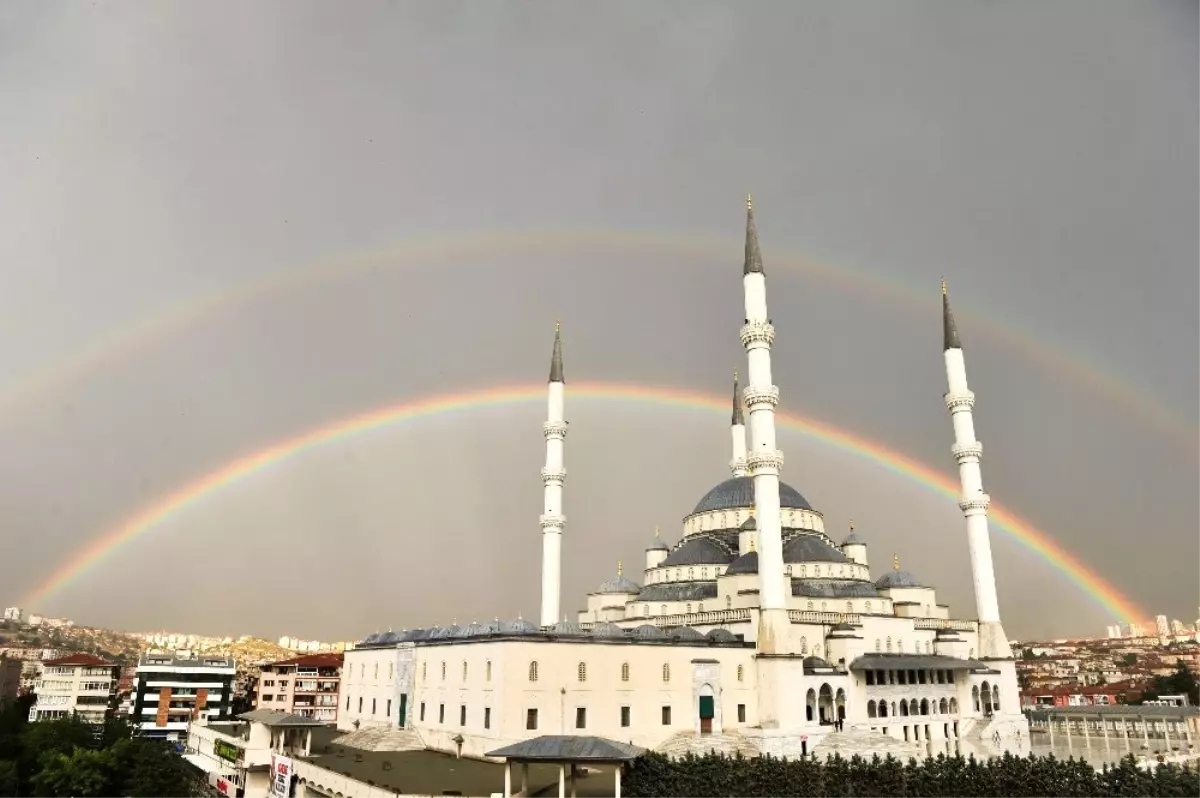 Başkent semalarında renk cümbüşü