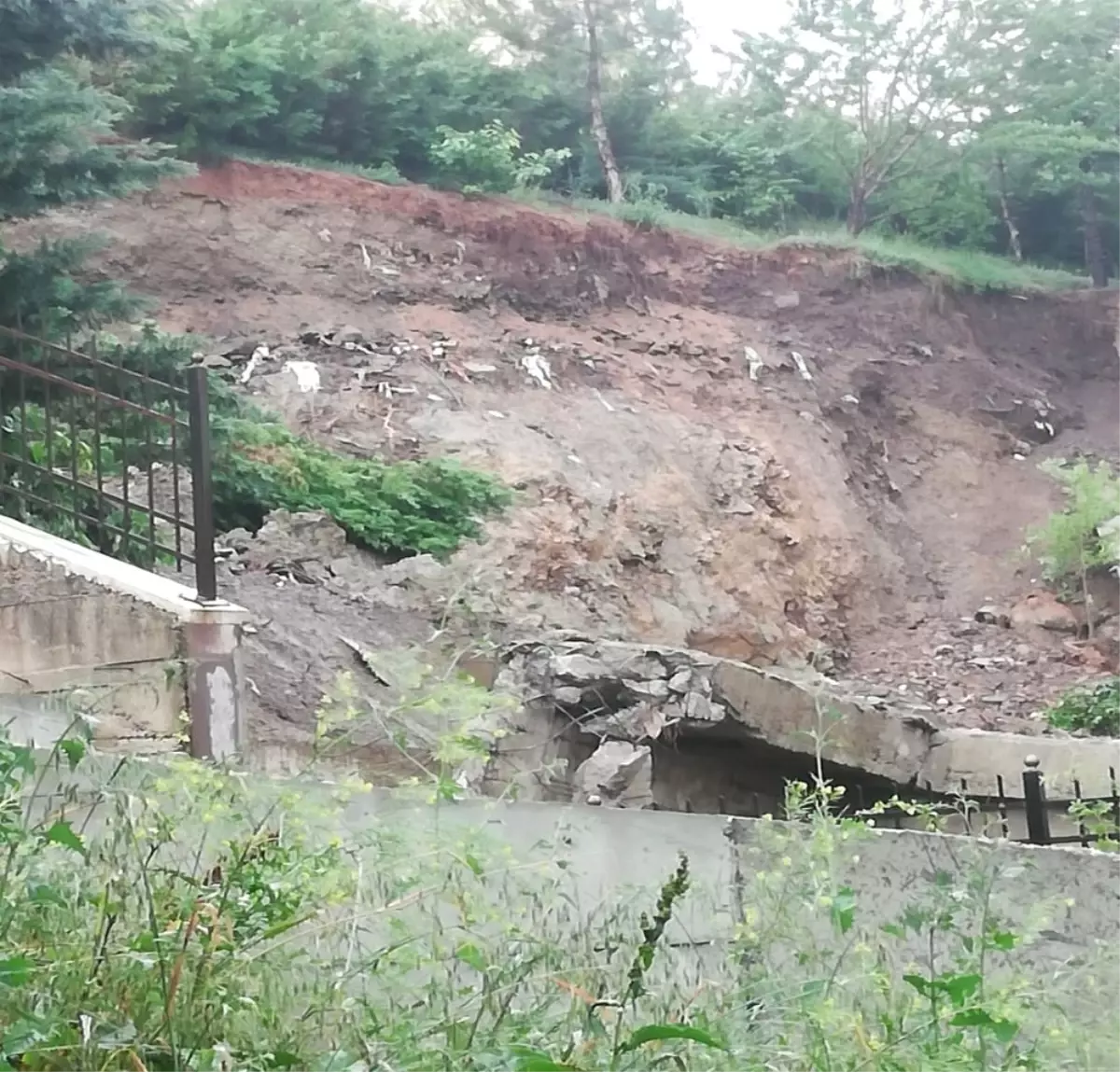 Başkent\'te yağmura dayanamayan istinat duvarları çöktü