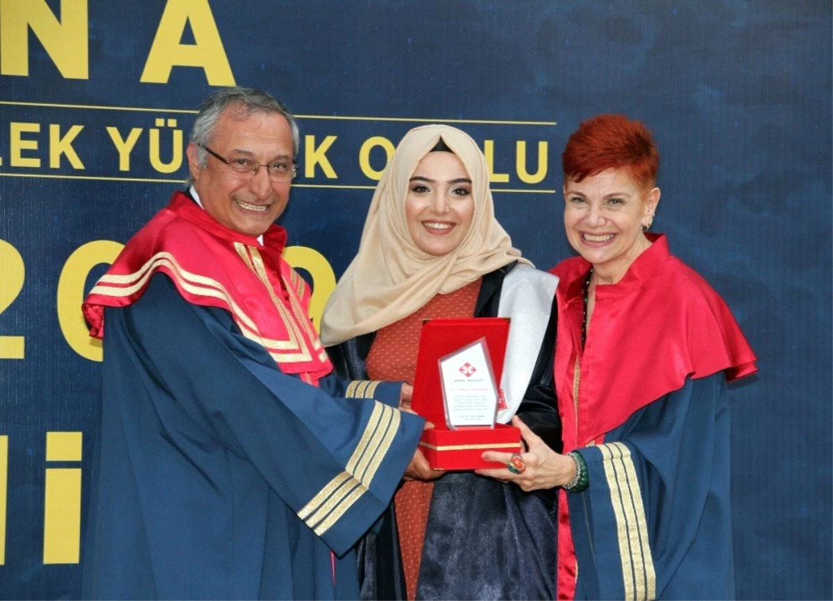 Başkent Üniversitesi Adana Sağlık Hizmetleri MYO\'da mezuniyet coşkusu