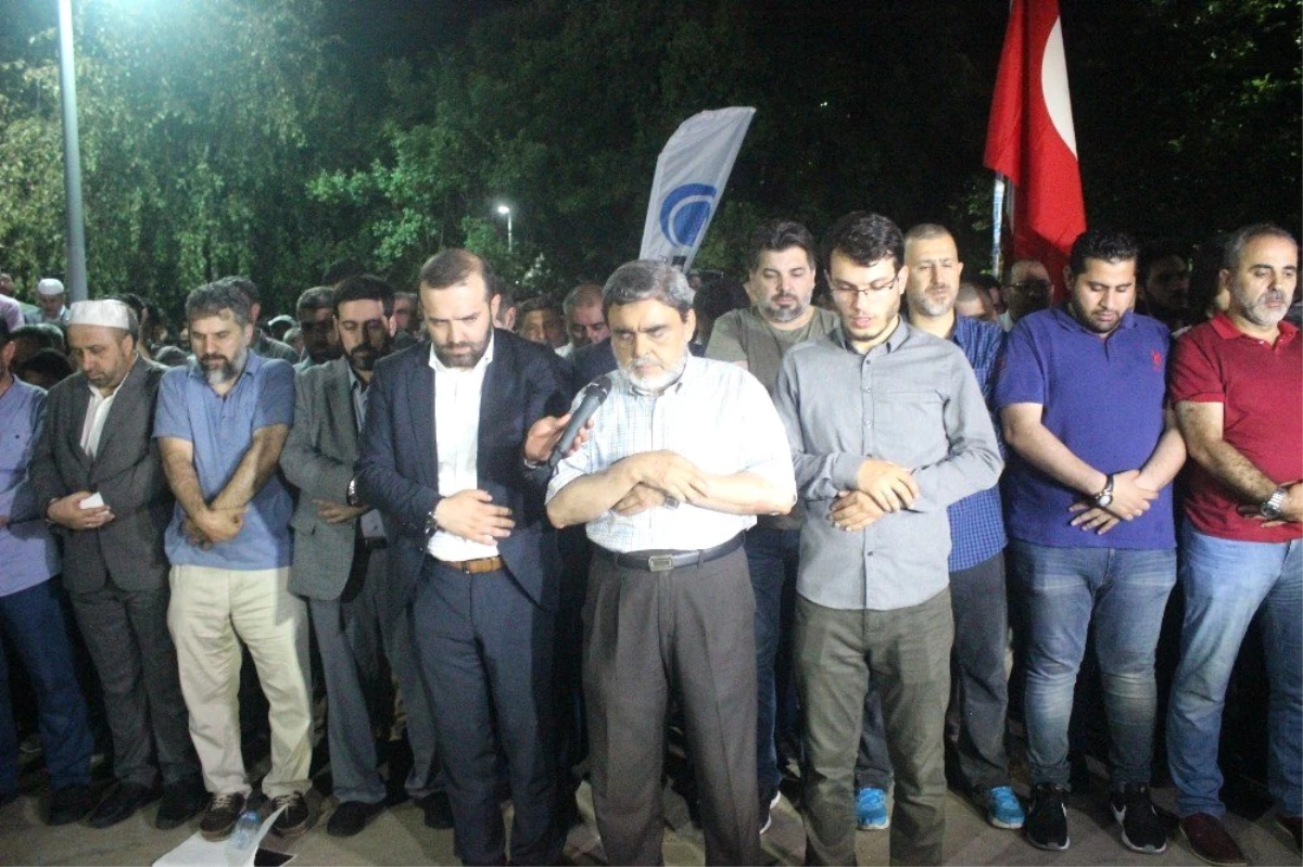 Beşiktaş\'taki Mısır Konsolosluğu önünde Mursi için gıyabi cenaze namazı