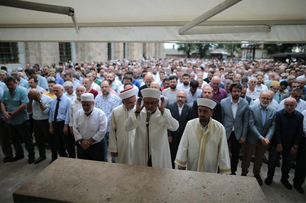 Bursa Ulucamii\'nde Mursi için gıyabî cenaze namazı kılındı