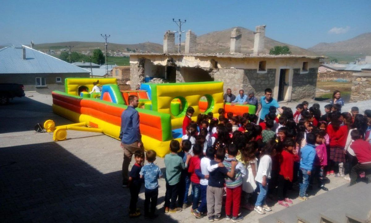 Çaldıran Belediyesinden şişme oyun parkı hizmeti