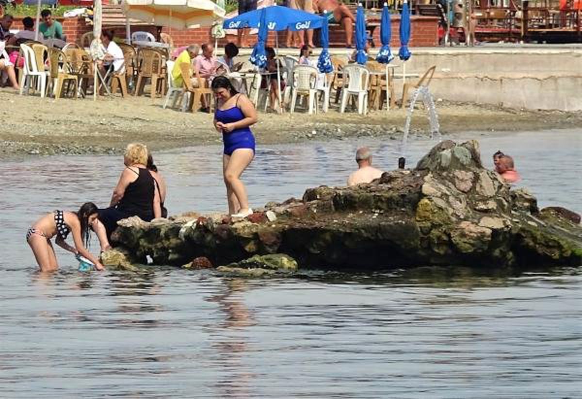 Denizdeki kayalıktan kaynayan tatlı su ilgi çekiyor