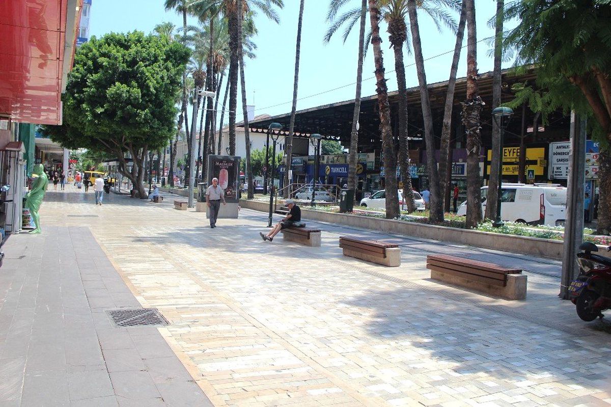 \'Dışarıda neler olacak\' dedi, paraları saçtı