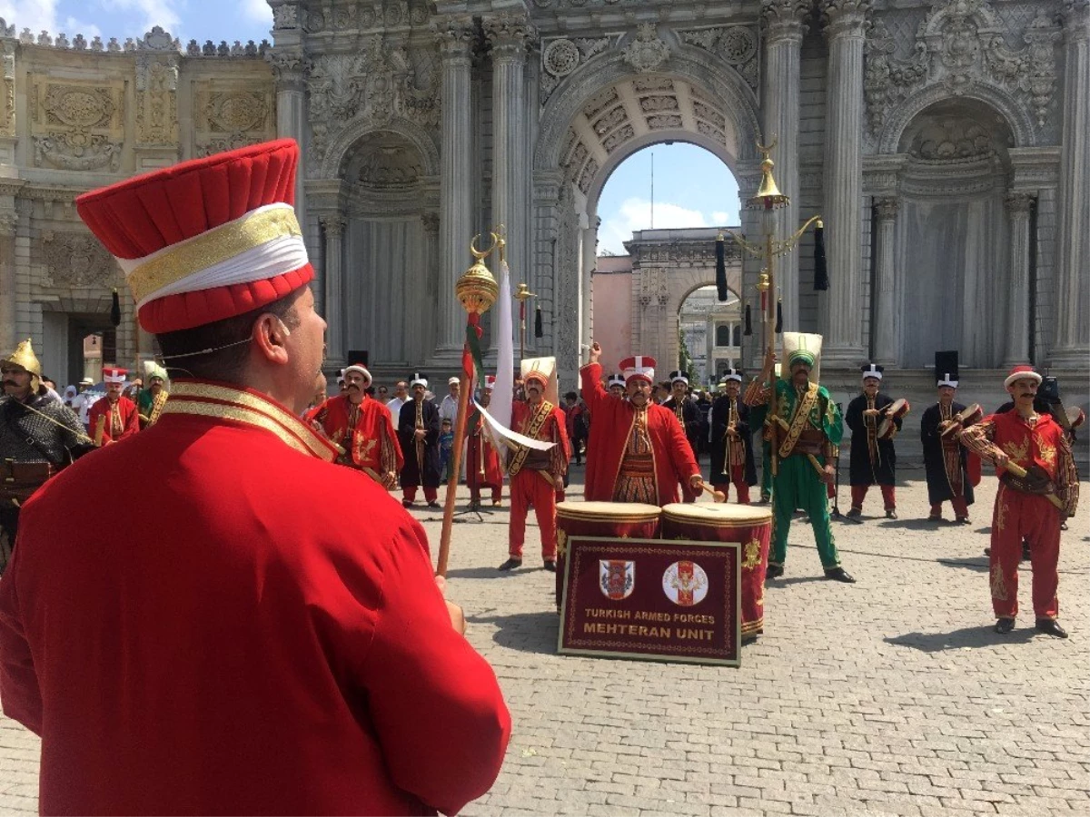 Dolmabahçe Sarayı\'nda mehter konserine turistlerden yoğun ilgi