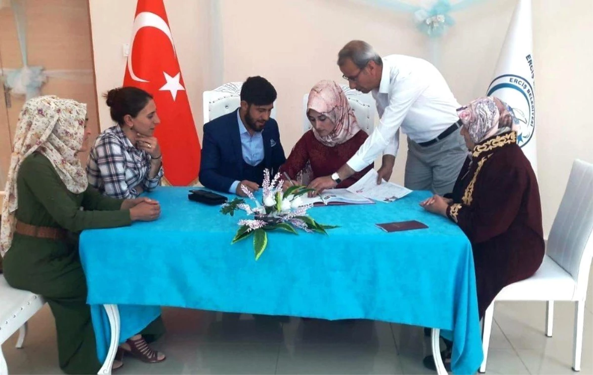 Erciş Belediye Başkanı Çetin, ilk kez nikah kıydı