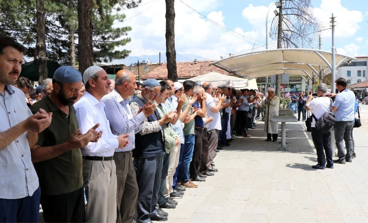 Erzincan\'da yüzlerce Müslümanın katılımıyla Mursi için gıyabi cenaze namazı kılındı
