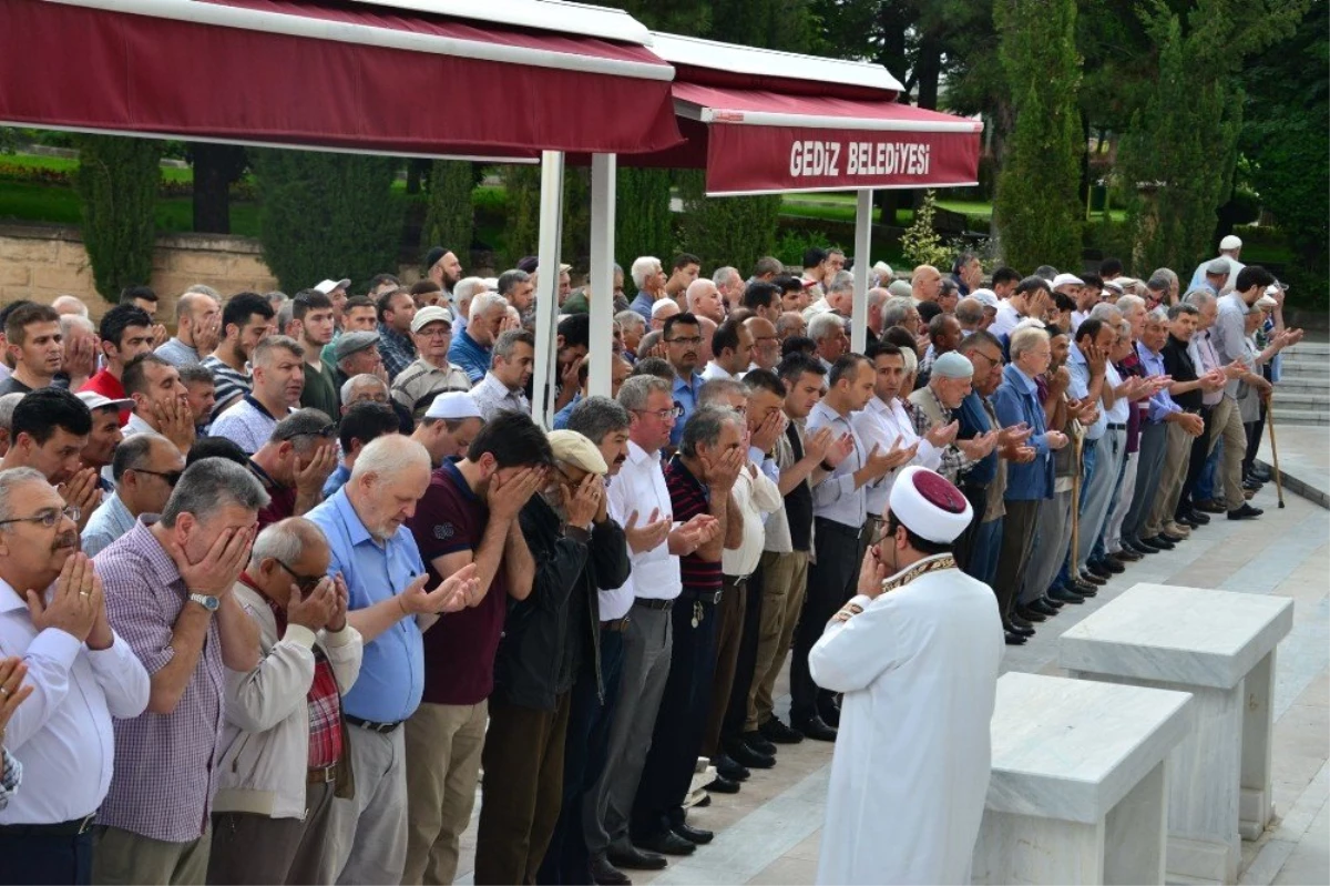 Gediz\'de Mursi için gıyabi cenaze namazı