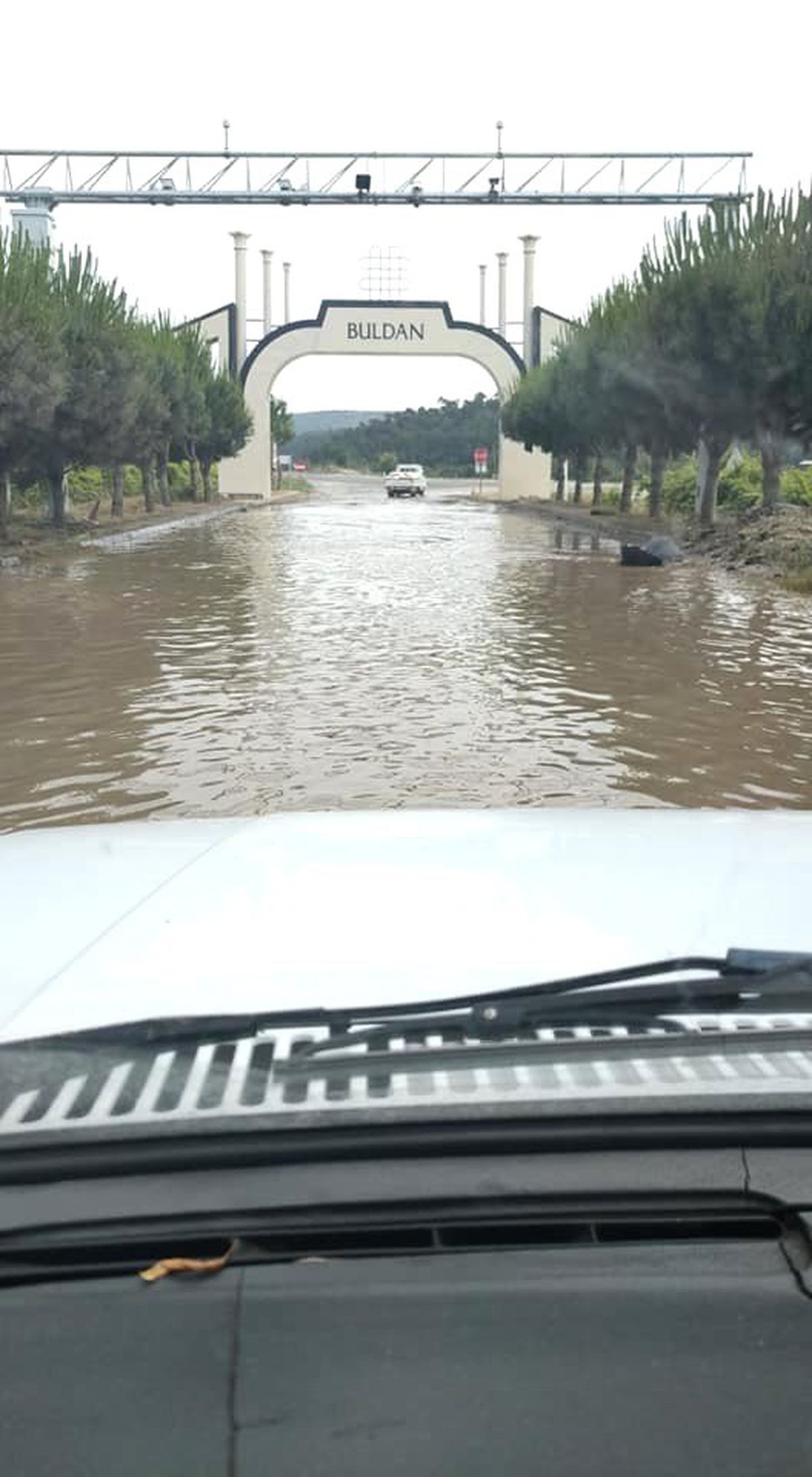 İlçenin girişini su bastı, vatandaş tepki gösterdi