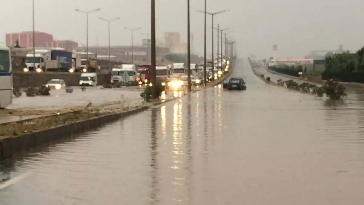 İzmir-Ankara karayolunu su bastı