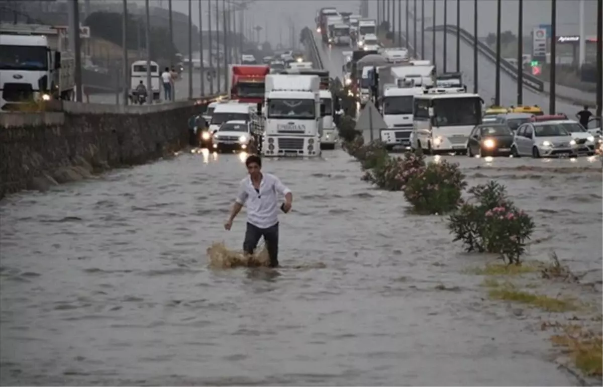 Kuvvetli sağanak nedeniyle İzmir-Ankara yolu ulaşıma kapandı