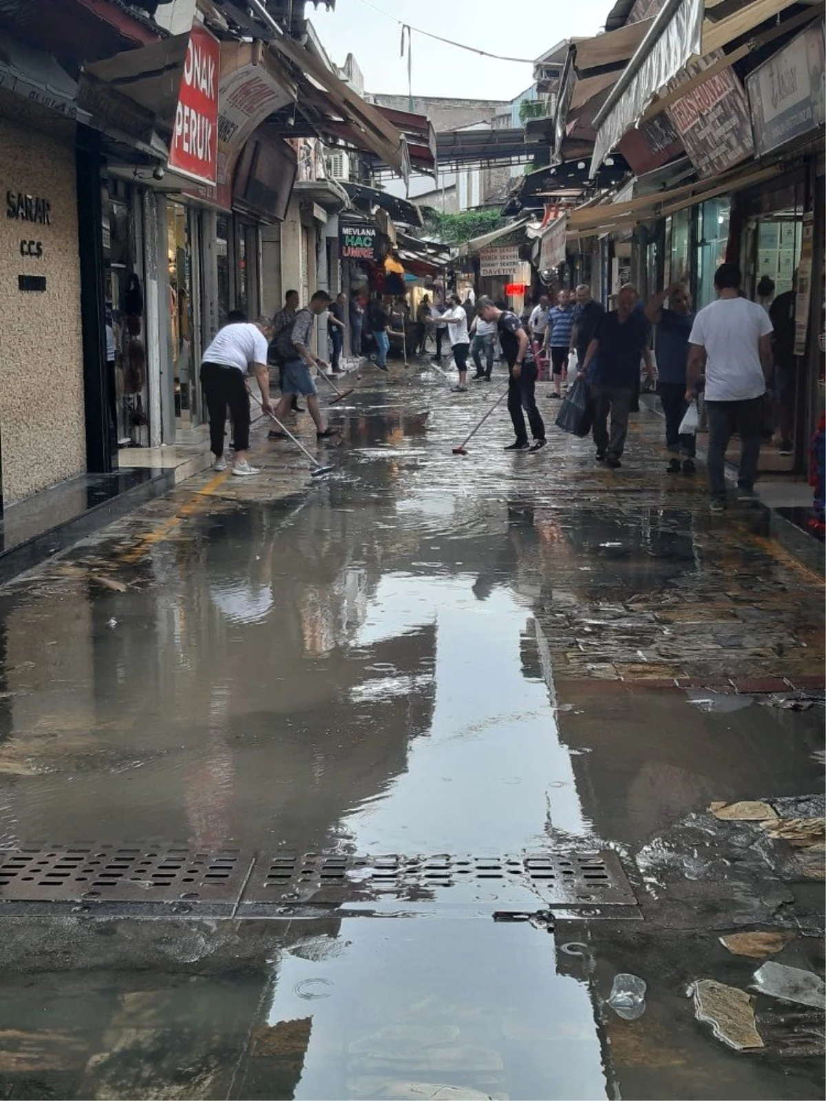 İzmir\'de yağmur dakikalar içerisinde caddeleri göle çevirdi