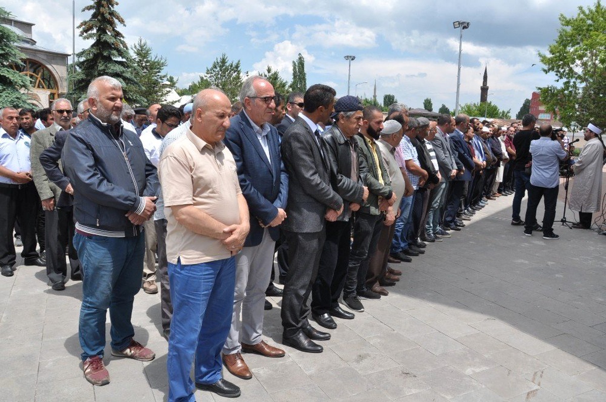 Kars\'ta Mursi için gıyabi cenaze namazı kılındı
