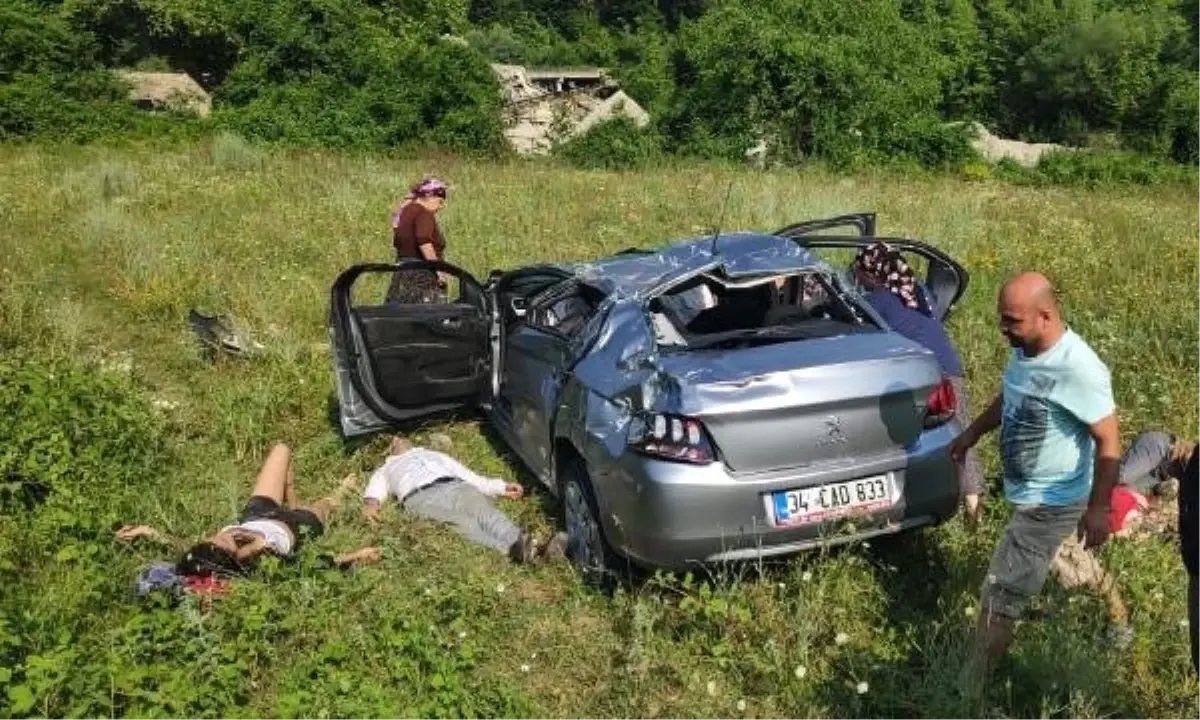 Kazazedeler, otomobilin yanında yardım gelmesini bekledi