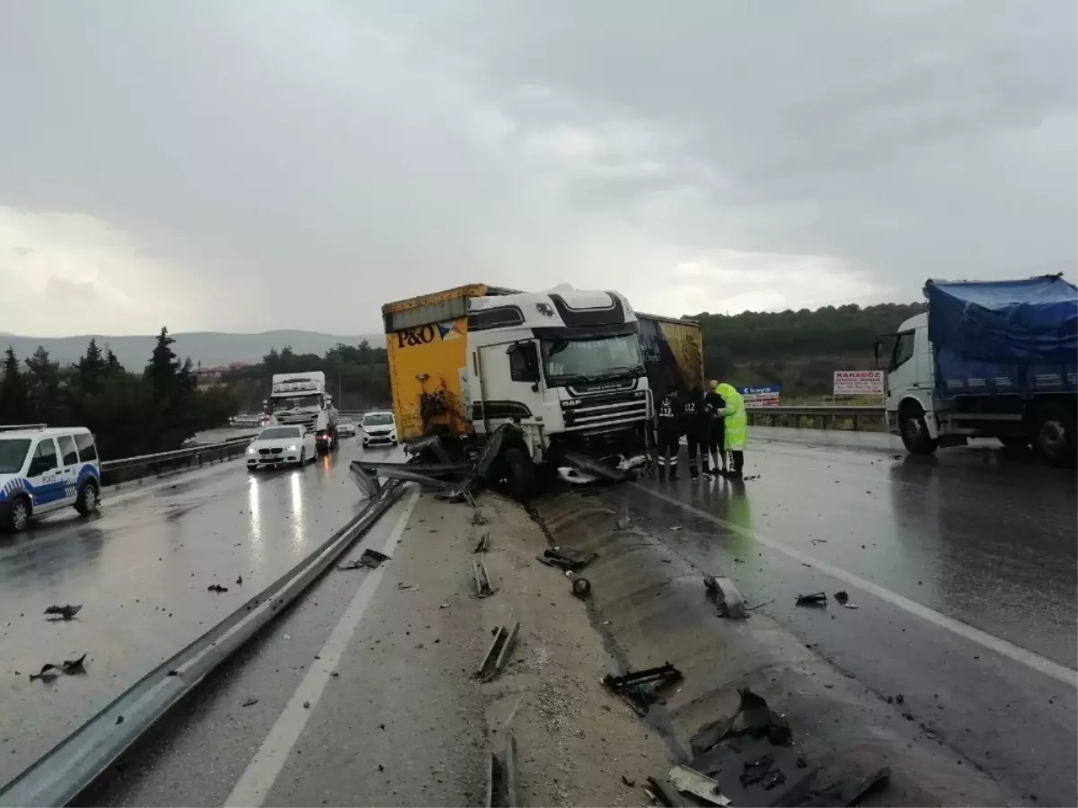 Makas atarak yokuştan inen tır bariyerlere çarptı