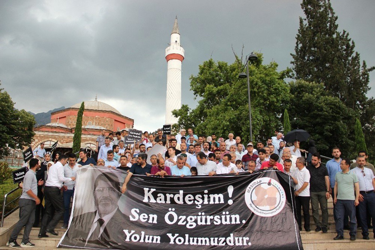 Manisalılar Mursi için meydanlara indi